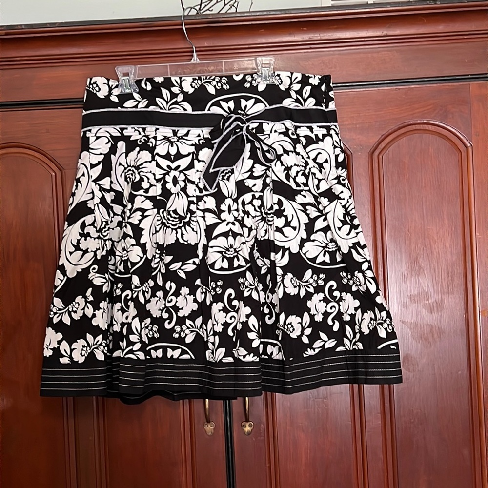 Larry Levine Damask Style Black & White Tie Front Skirt Size 16